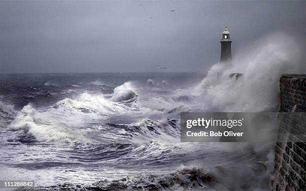 battered pier, tynemouth - storm fotografías e imágenes de stock