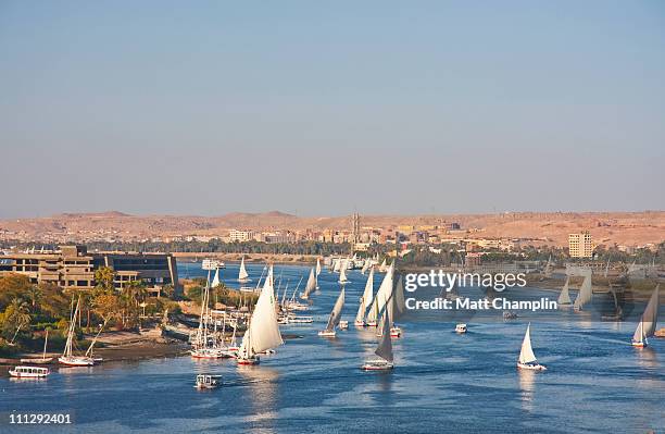 feluccas on the nile river - nile river stock-fotos und bilder