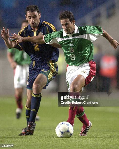 Kein Muscat of Australia attemtps to tackle Jose Manuci Abundis of Mexico, during the 2001 FIFA Confederations Cup Group A match between Mexico and...