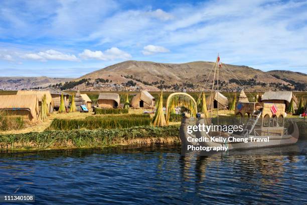 uros islands on lake titicaca - uroseilanden stockfoto's en -beelden