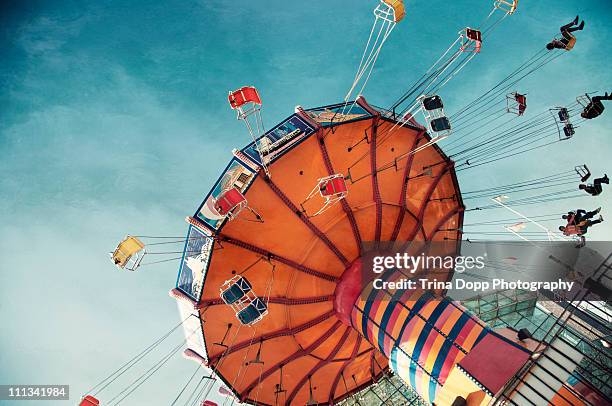 saturday in the park: navy pier swingers - pretpark stockfoto's en -beelden