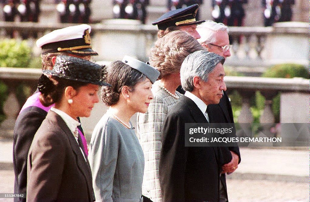 Emperor Akihito of Japan (R) and Empress