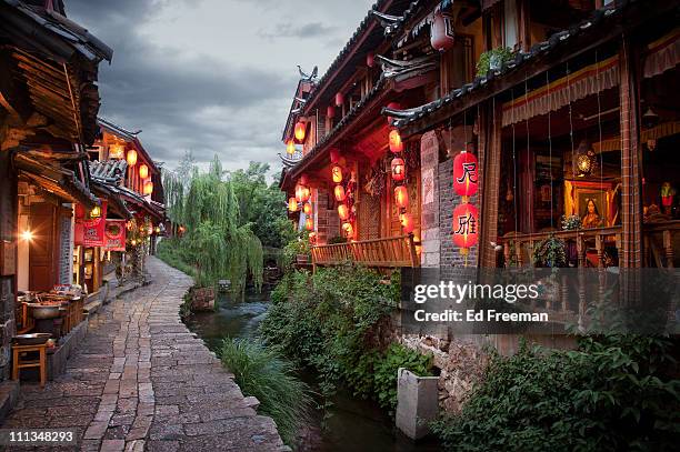 walk street and waterway in old town lijiang - lijiang stock pictures, royalty-free photos & images