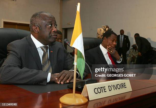Ivory Coast Laurent Gbagbo and his counterpart from Benin Boni Yayi take place for a West African Economic and Monetary Union summit 17 January 2008,...
