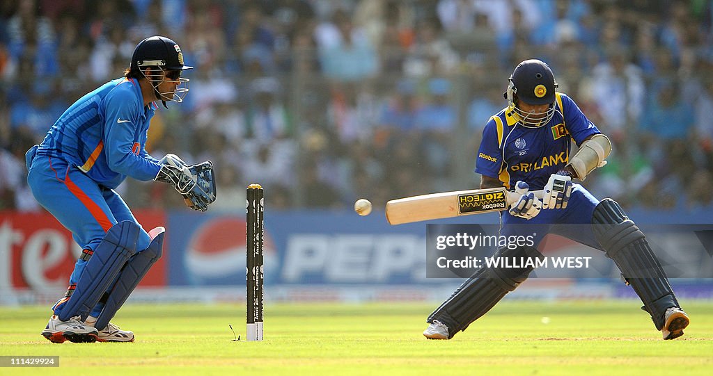 Sri Lankan batsman Mahela Jayawardene (R