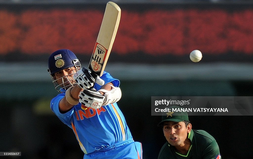 Indian cricketer Sachin Tendulkar (L) pl