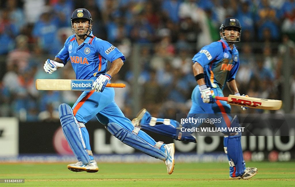 Indian batsmen Mahendra Singh Dhoni (L)