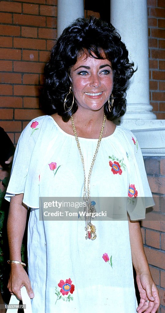 Elizabeth Taylor Sighting at Heathrow Airport - 1971