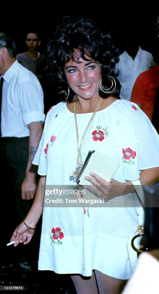 Elizabeth Taylor Sighting at Heathrow Airport - 1971