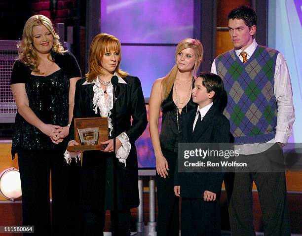 Melissa Peterman, Reba McEntire, Joanna Garcia, Mitch Holleman and Steve Howey