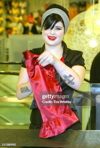 Kelly Osbourne helping out on the gift wrapping stand