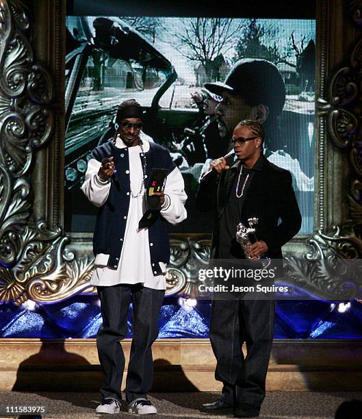 Snoop Dogg presents Best Rap Video to Chamillionaire for "Ridin'"