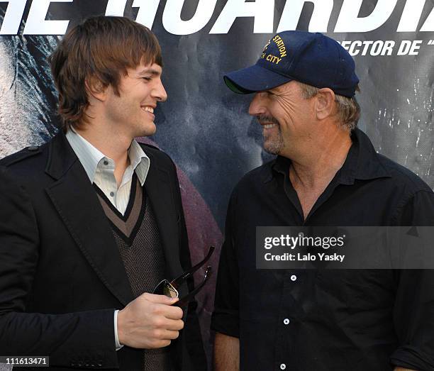 364 Ashton Kutcher Kevin Costner Photos & High Res Pictures - Getty Images