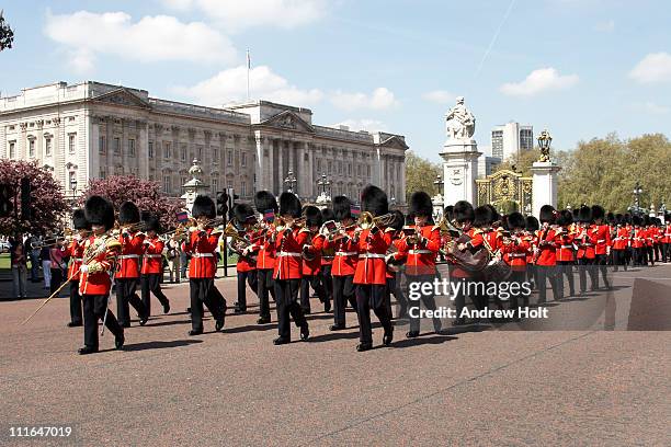 changing the guard at buckingham palace - queens guard stock pictures, royalty-free photos & images