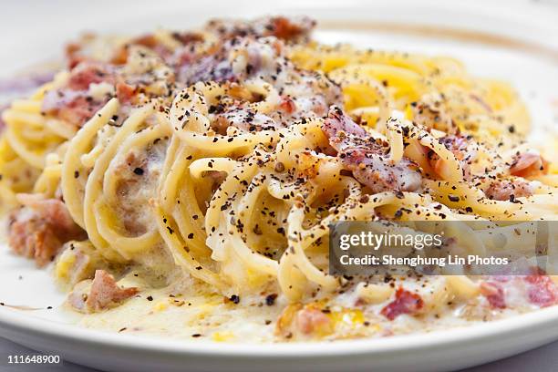 italian food: pasta alla carbonara - bechamelsoße stock-fotos und bilder