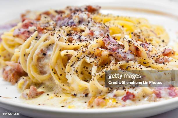 italian food: pasta alla carbonara - carbonara sauce stock pictures, royalty-free photos & images