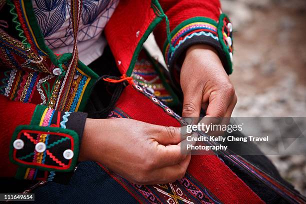 weaving in chinchero - chinchero fotografías e imágenes de stock