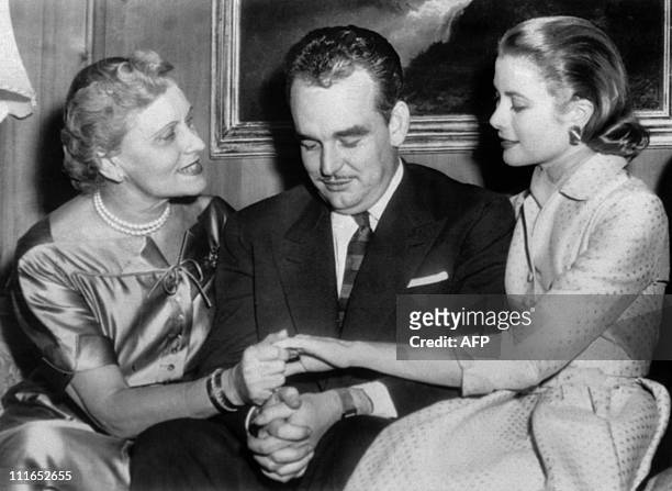 Prince Rainier III of Monaco and his fiancee US actress Grace Kelly showing to her mother her engagement ring pose on January 05, 1956 at the...