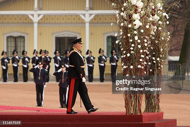 King Harald V of Norway welcomes Lithuania's president Dalia Grybauskaite on the first day of the Lithuanian state visit on April 5, 2011 in Oslo,...