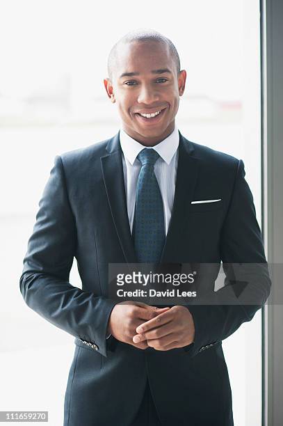 portrait of businessman, smiling - maßanzug stock-fotos und bilder