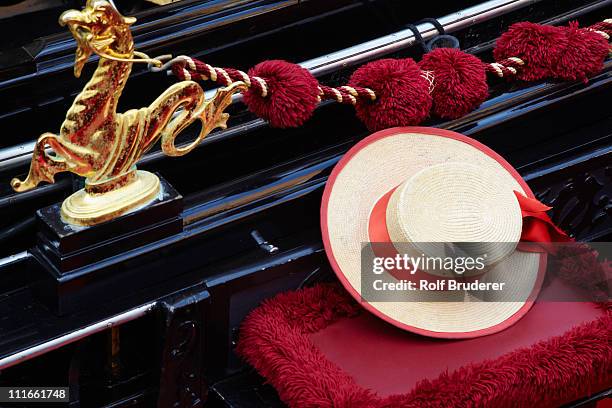 straw hat on gondola - gondola traditional boat foto e immagini stock