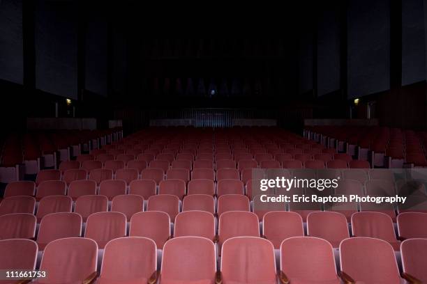 empty movie theater - kinosaal stock-fotos und bilder