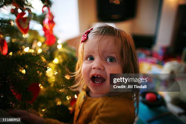 christmas day excitement - one baby girl only fotografías e imágenes de stock