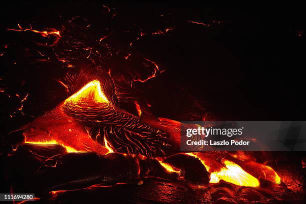 lava flow - 1200 celsius from 4 meters... - volcanic activity - fotografias e filmes do acervo
