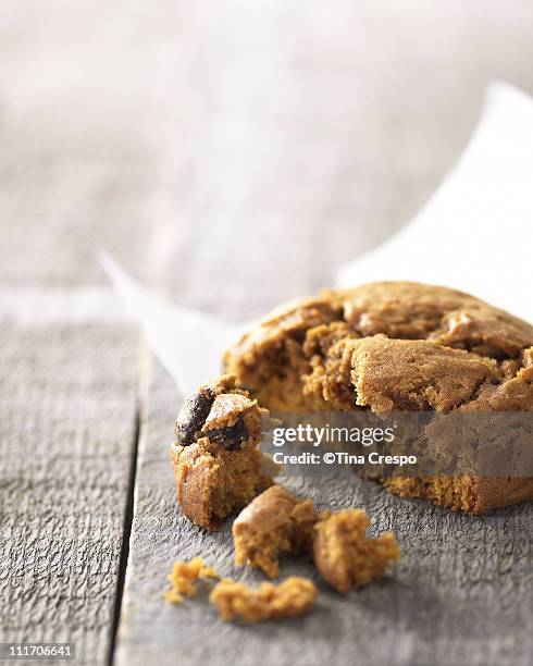 pumpkin chocolate chip cookie - ワックスペーパー ストックフォトと画像