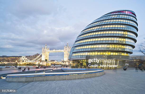 city hall, dusk, london - guildhall london stock pictures, royalty-free photos & images