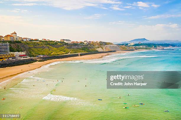 plage de la cote des basques, biarritz, aquitaine, - biarritz stock pictures, royalty-free photos & images
