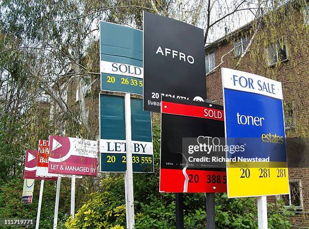 buy, sold and let signs - for sale englischer satz stock-fotos und bilder