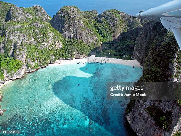 maya bay, phi phi islands - phi phi island stock pictures, royalty-free photos & images