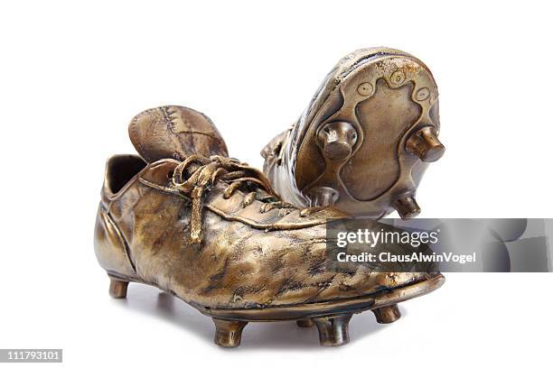 golden fußball schuhe, isoliert auf weiss - goldene schuhe stock-fotos und bilder
