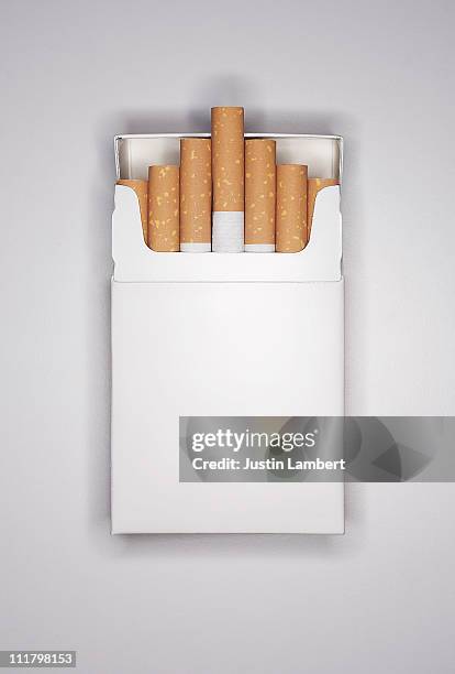 blank cigarette packet on white - e cig foto e immagini stock