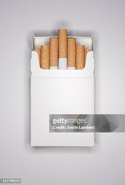 blank cigarette packet on white - cigarette packet 個照片及圖片檔