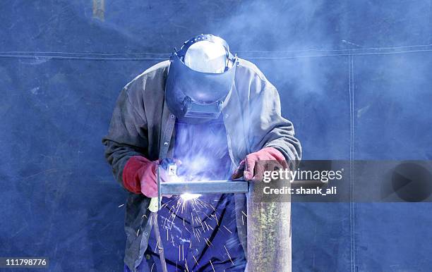 mann schweißen - löschdecke stock-fotos und bilder