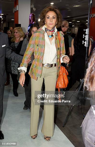 Nati Abascal attends Moda Tendencias photocall at El Corte Ingles store Castellana street on April 7, 2011 in Madrid, Spain.