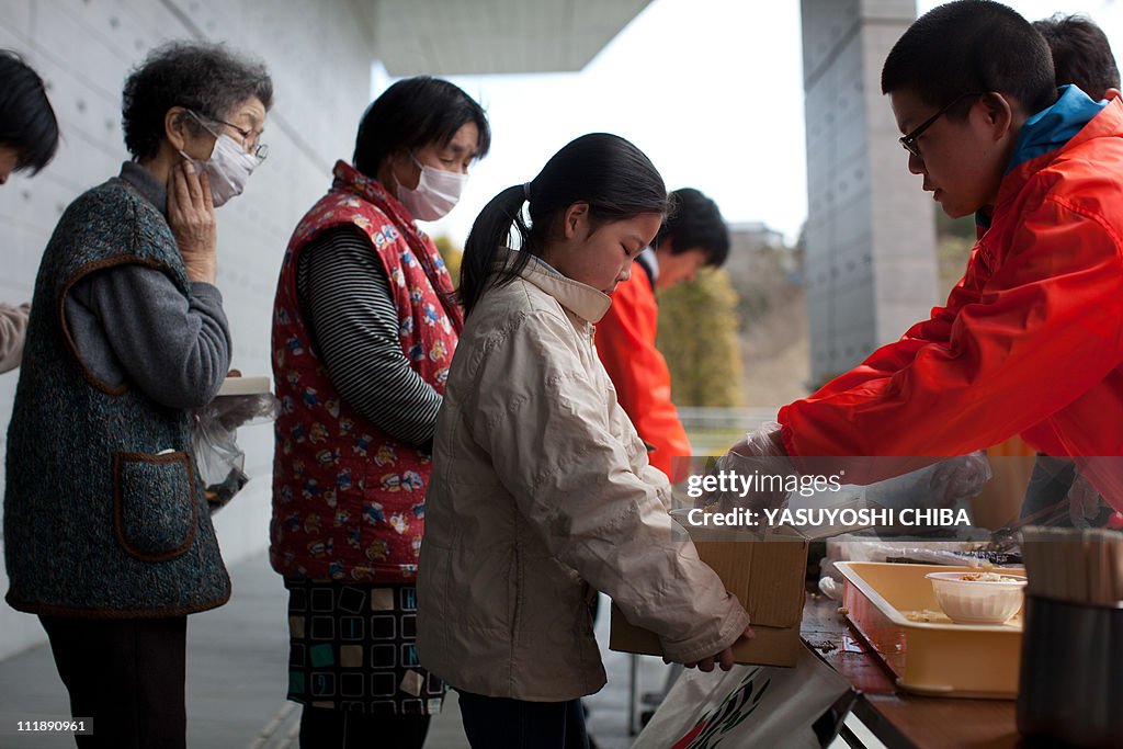 Tsunami survivers queue for food handout