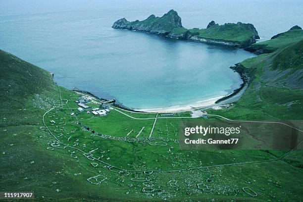 village bay, st. kilda, schottland - st kilda stock-fotos und bilder