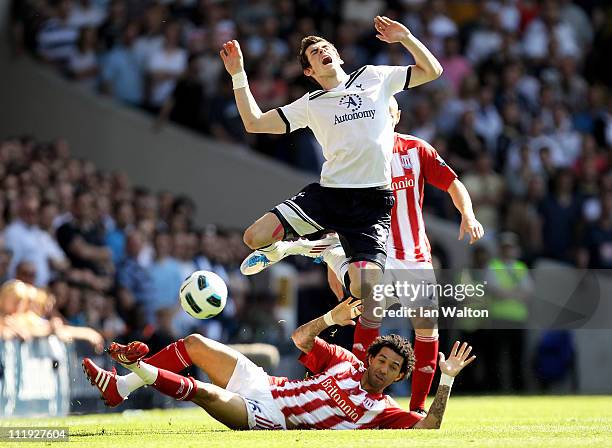 Jermaine Pennant of Stoke tackles Gareth Bale of Spurs during the Barclays Premier League match between Tottenham Hotspur and Stoke City at White...