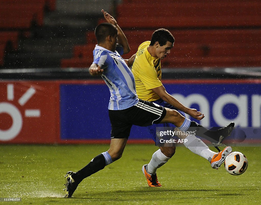 Leonardo Bonatini (R) of Brazil vies a b