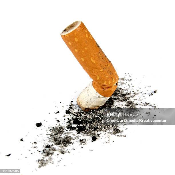 cigarett con ash isolatet - crush fotografías e imágenes de stock
