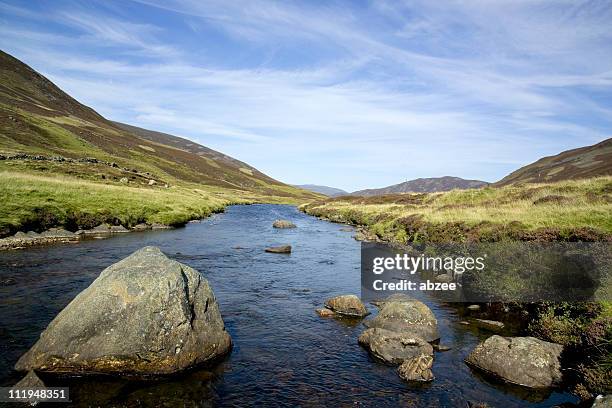 felsige hochland fluss - deeside stock-fotos und bilder