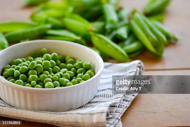 fresh green peas - pea stock-fotos und bilder