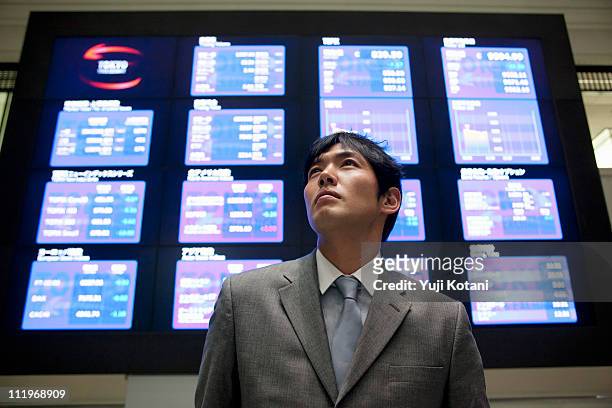 japanese businessman - bolsa de tokio fotografías e imágenes de stock