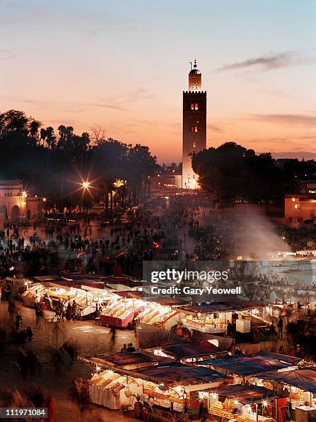 djemma el fna square at dusk - djemma el fna square 個照片及圖片檔