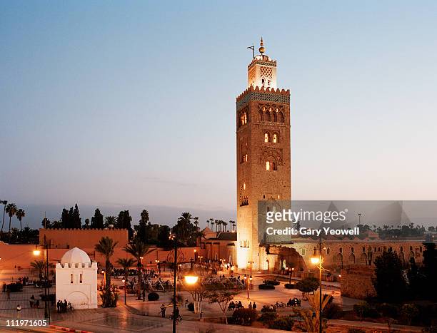 la koutoubia minaret at dusk - koutoubia mosque stock pictures, royalty-free photos & images