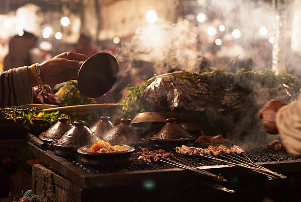 traditional food cooked in open market stall - jemaa el fna photos et images de collection