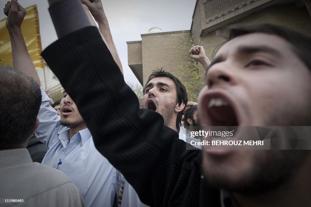 Iranian hardline students chant anti-Bah